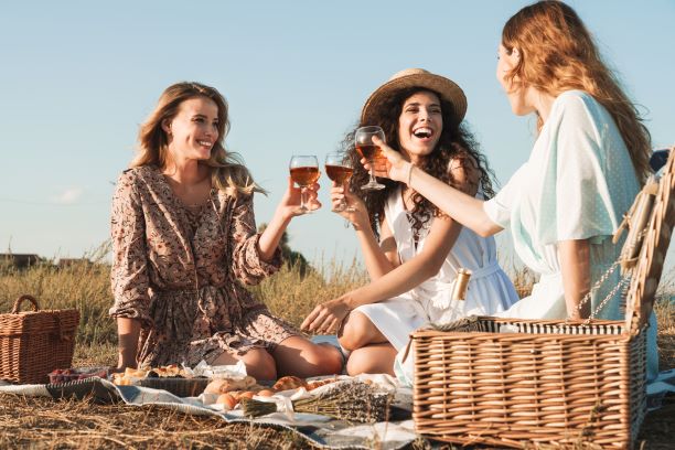 How to throw the best picnic for your family and friends 8 picnic with friends