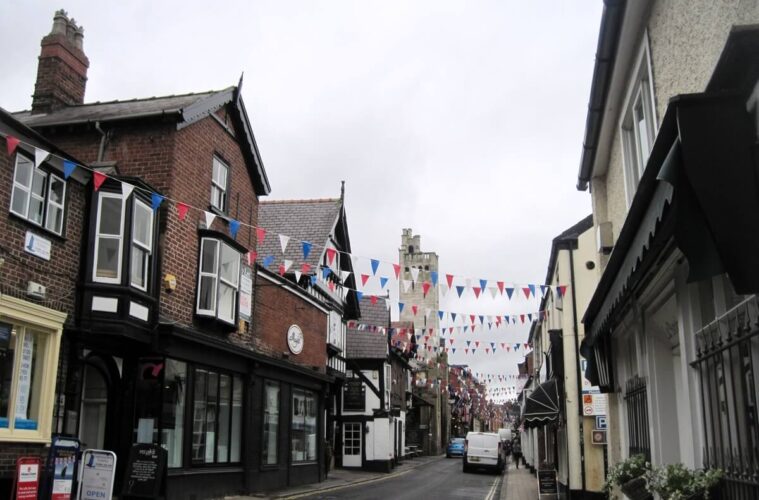 Knutsford Christmas Market 2026: December dates and a separate lights switch-on 6 Buildings and bunting along King Street in Knutsford